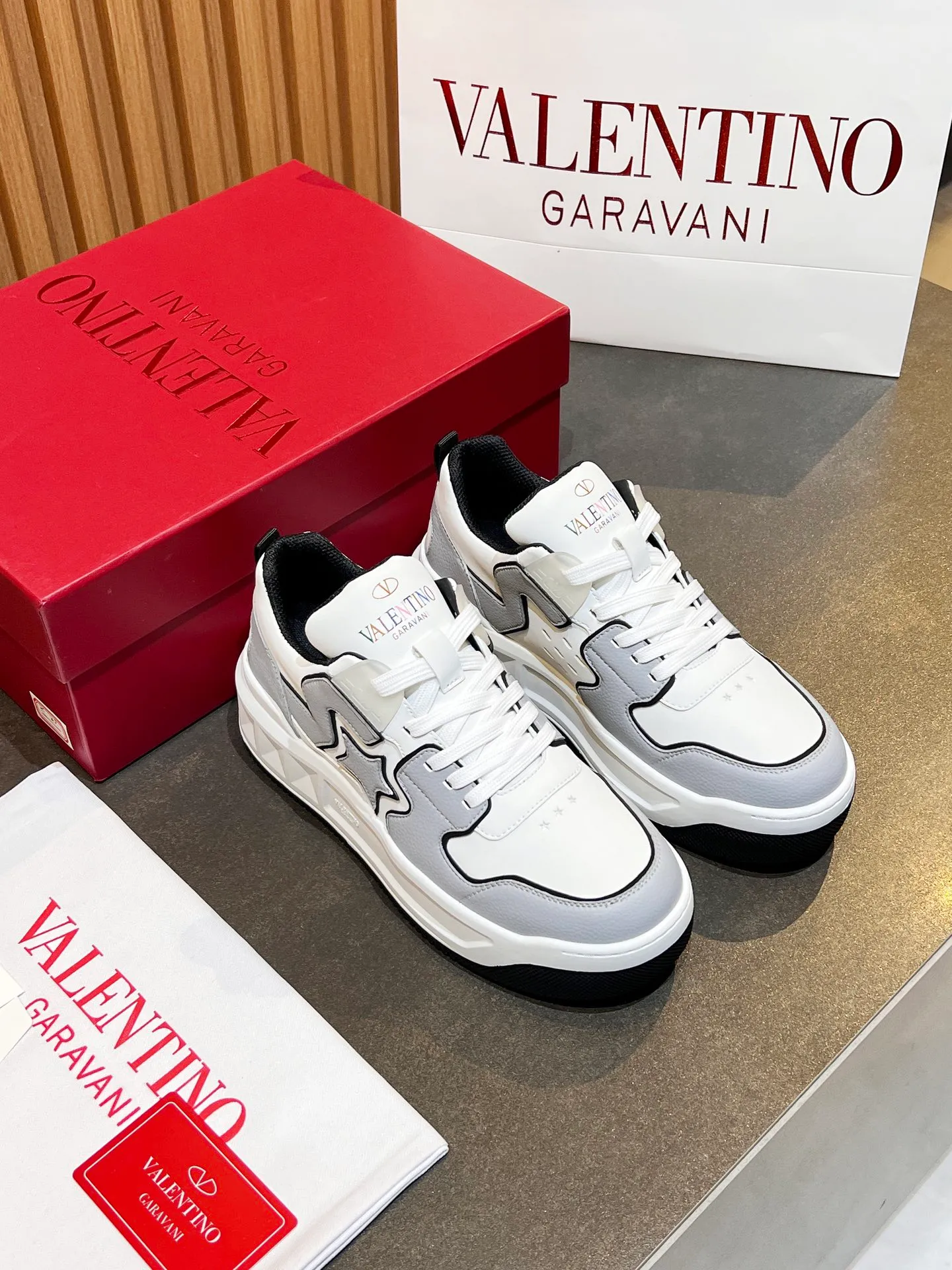 👟👟Ex-factory price 660👟👟 𝑽𝒂𝒍𝒆𝒏𝒕𝒊𝒏𝒐Valentino 𝑶𝒏𝒆𝑺𝒕𝒖𝒅 Couple casual sports shoes series Valentino 2024 new couple sports shoes are on sale. The original ZP was purchased and dismantled. Repeated pattern making and modification. I tried my best to restore it one to one! Top luxury masterpiece Signature five-pointed star design Soft and comfortable genuine leather with contrasting colors brings excellent and elegant texture and excellent on-foot comfort Top purchasing version upper: imported calfskin surface/original oil edge craftsmanship Outsole: original development 𝐓𝐏𝐔 two-color combination outsole Packaging: original configuration complete package Code number: 34-𝟒𝟓